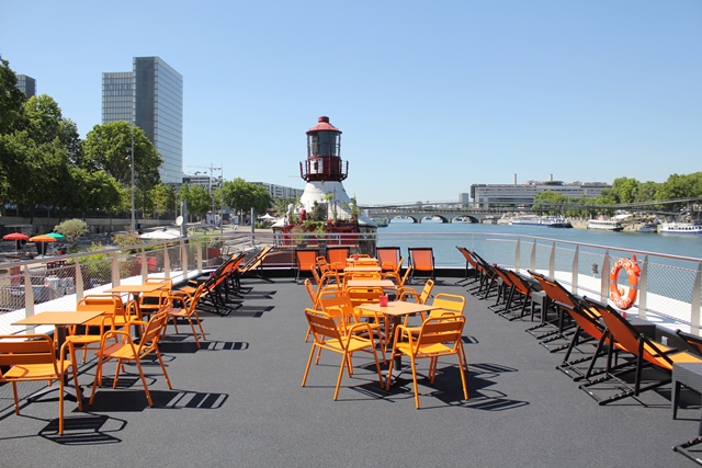 Le pont du restaurant flottant du Crous de Paris.