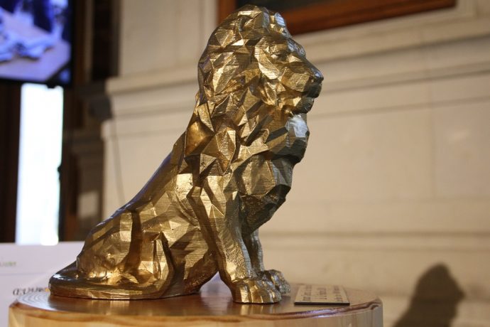 Le Lion des Flandres stylisé, objet de l’épreuve de fonderie, offert au ministre lors de la cérémonie du concours général 2018 en Sorbonne.