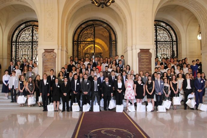 Photos de groupe des lauréats du Concours général 2018 dans le Grand Hall en Sorbonne.
