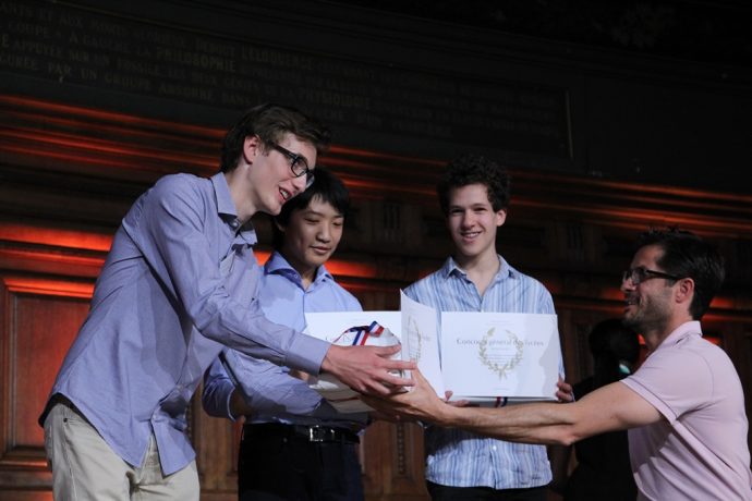 Adrien Sutter reçoit son premier prix de Physique-Chimie des mains du grand sportif Cyril Moré.