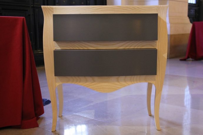 La « commode entre deux », version contemporaine d’une commode Louis XV réalisée par le lauréat du premier prix de la discipline ébénisterie, Charles Boudaud, du lycée professionnel Napoléon à l’Aigle.