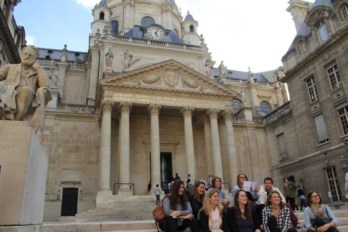 Des étudiants dans la Cour d'Honneur de la Sorbonne