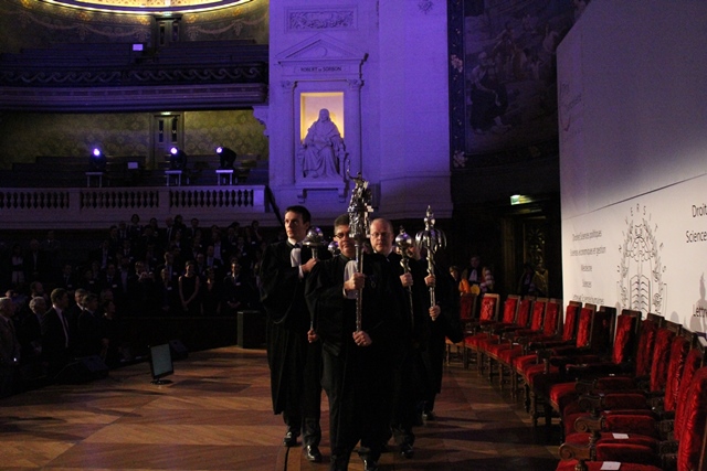 Les massiers, en tête du cortège académique