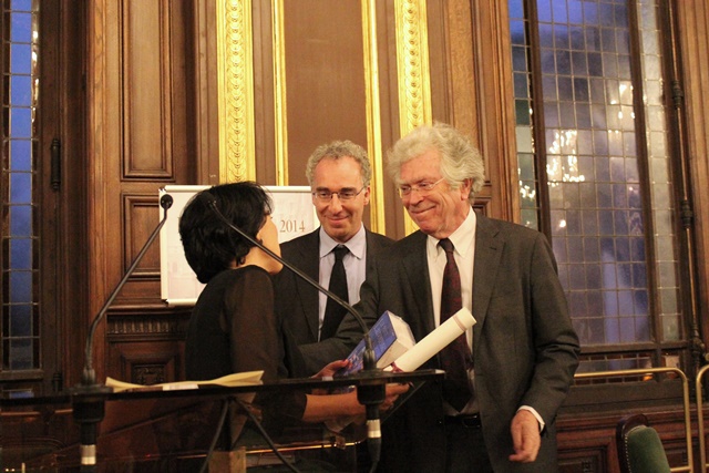 Sema Kiliçkaya reçoit son prix des mains de Pierre Joxe, ancien ministre, président de la Fondation Seligmann, et de François Weil, recteur de l’académie, chancelier des universités de Paris.