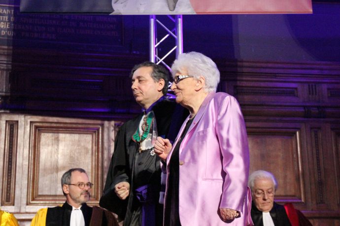 Gilles Pécout accompagne Yvette Roudy sur scène lors de la cérémonie de remise des prix 2016.