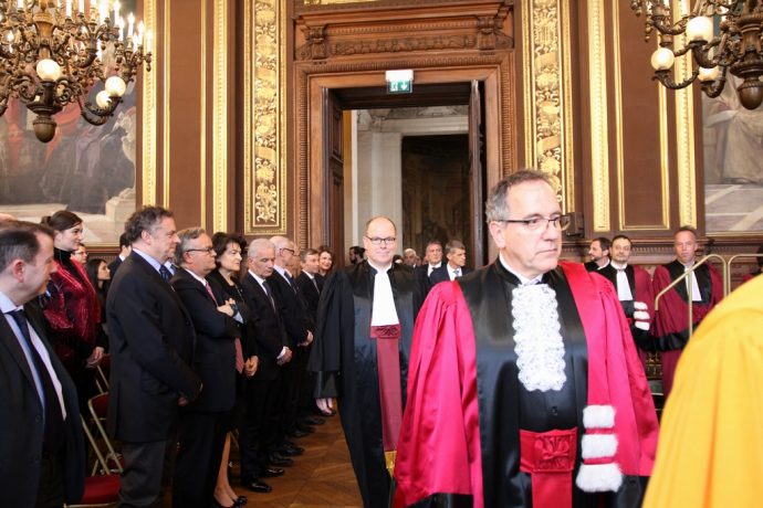 Le Prince Albert 2 de Monaco entre dans le Grand Salon accompagné du cortège académique lors de la remise de son DHC.