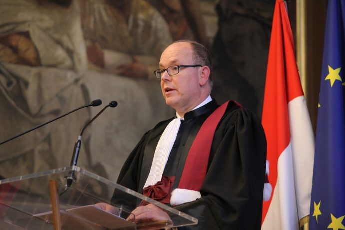 Le Prince Albert 2 de Monaco lors de son discours de remerciement durant sa remise de DHC.