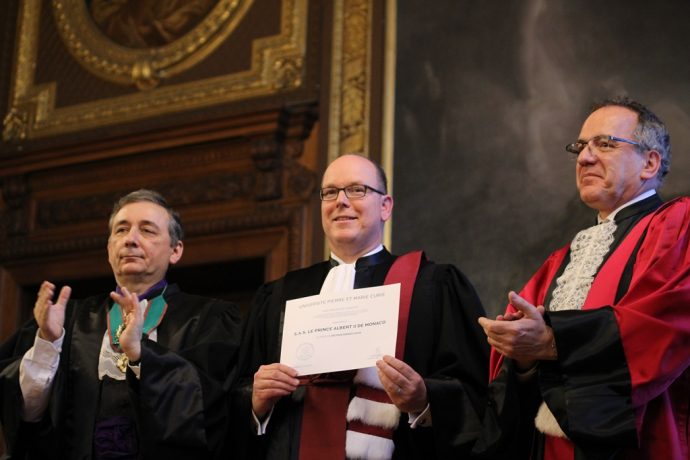 Gilles Pécout (à gauche), S.A.S. Albert II de Monaco et Jean Chambaz lors de la cérémonie de remise du DHC au souverain en Sorbonne.