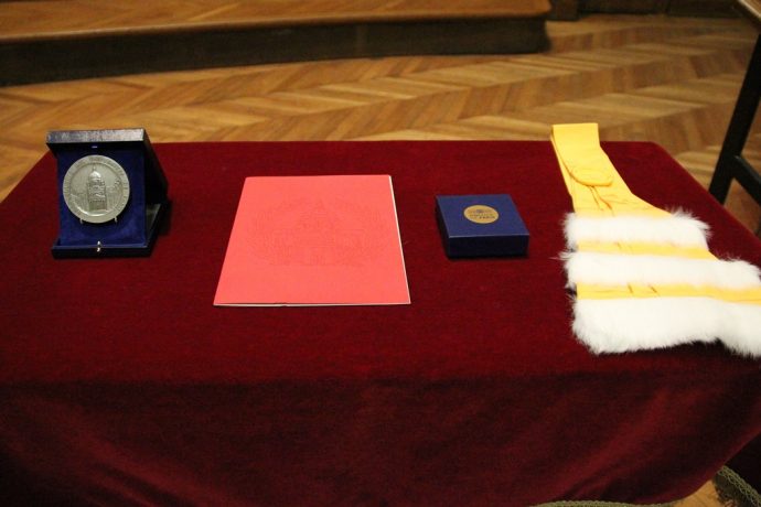 De gauche à droite, la Grande Médaille de la Chancellerie des universités de Paris et les insignes de Docteur Honoris Causa remis à Joachim Gauck, dont l’épitoge de couleur jaune, celle des arts, des lettres de la philosophie et des humanités.