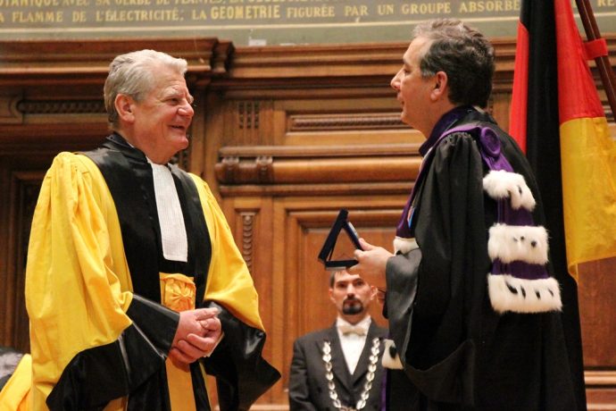Gilles Pécout (à droite) remettant la Grande Médaille de la Chancellerie des universités de Paris au Président Joachim Gauck.