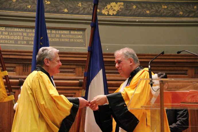Joachim Gauck reçoit son diplôme des mains de Barthélémy Jobert.