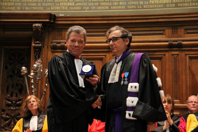 Doctorat Honoris Causa de Juan Manuel Santos : remise de la Grande Médaille de la Chancellerie des universités de Paris.