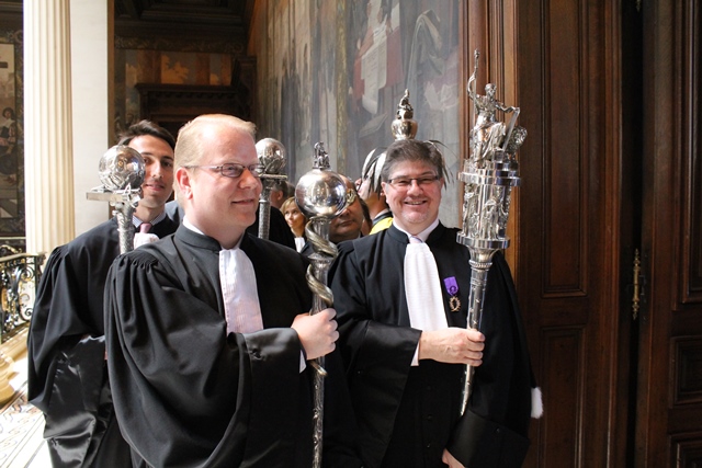 Le cortège académique, les massiers en tête.