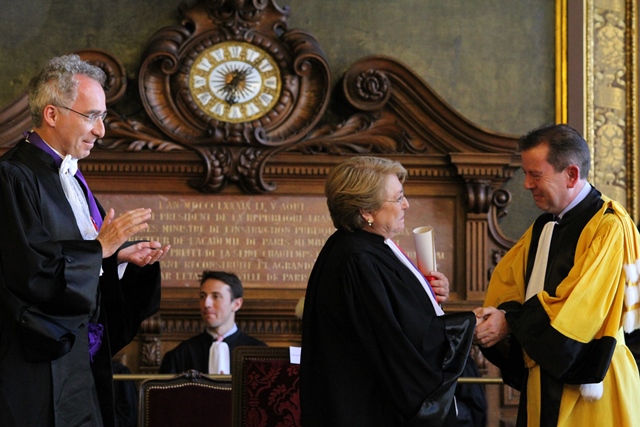 Applaudie par François Weil, recteur de l’académie, chancelier des universités (à gauche), la Présidente de la République du Chili Michelle Bachelet reçoit des mains de Carle Bonafous-Murat, président de l’université Sorbonne Nouvelle, ses insignes de Docteur Honoris Causa.