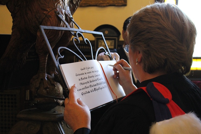 La Présidente de la République du Chili signant le livre d’or de la Chancellerie des universités de Paris.