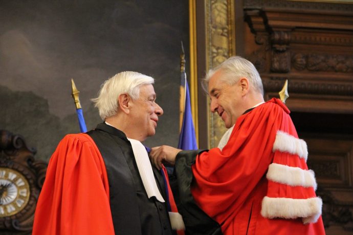 Guillaume Leyte (à droite), président de l’université Panthéon-Assas, remettant les insignes de Docteur Honoris Causa à Prokopis Pavlopoulos.