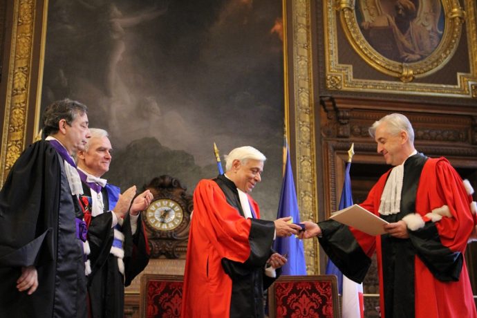 Le président de l’université Panthéon-Assas remet les insignes de Docteur Honoris Causa à Prokopis Pavlopoulos.