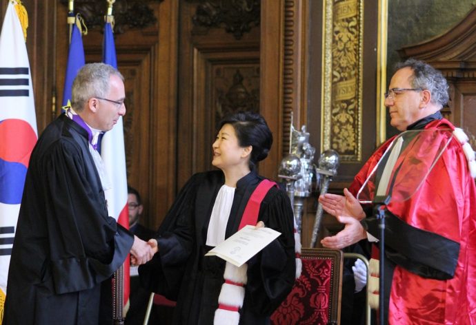 La Présidente de la République de Corée, Mme Park Geun-hye, félicitée par François Weil, Recteur de la région académique Île-de-France, Recteur de  l’académie de Paris, Chancelier des universités (à gauche) et Jean Chambaz, président de l’université Pierre et Marie Curie (UPMC).