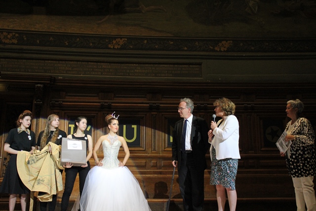 François Weil, recteur de l’académie, chancelier des universités de Paris, et Florence Robine, directrice générale de l’enseignement scolaire, ont remis le prix « coup de cœur » à la créatrice de la Robe connectée, qui change de couleur en fonction des tweets émis par le public.