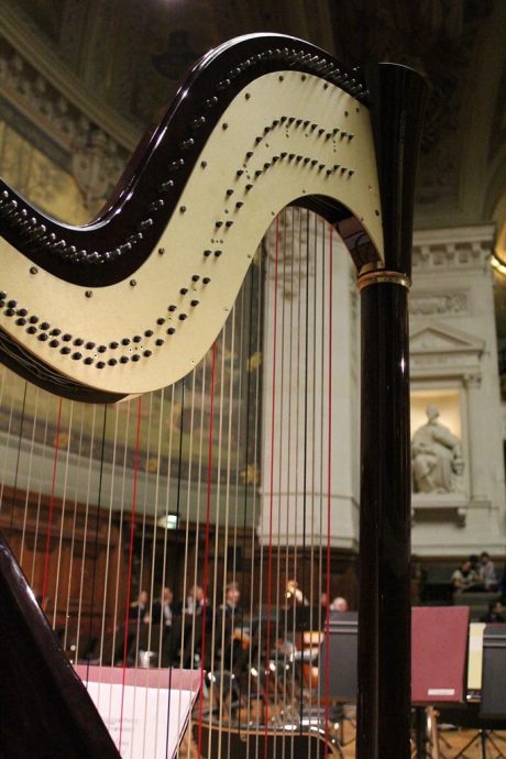 Gros plan d'une harpe dans le grand amphithéâtre en Sorbonne