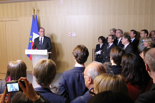 François Hollande devant les chartistes et les autorités rassemblés pour l’inauguration, le 9 octobre 2015.