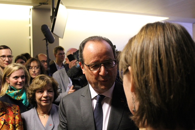 Le Président de la République a échangé avec les élèves après son discours.