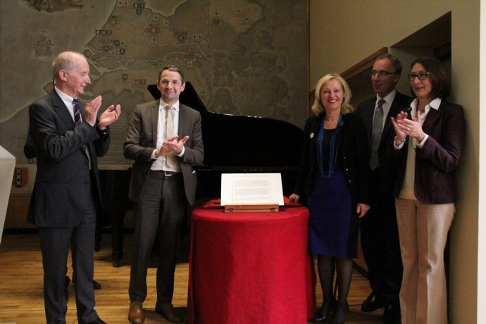 Dévoilement de la plaque par les personnalités présentes. De gauche à droite,  Marcel Pochard, président de la Cité internationale universitaire de Paris, Thierry Mandon, secrétaire d’État en charge de l’Enseignement supérieur et de la Recherche, Jet Bussemaker, ministre de l’Enseignement, de la Culture et des Sciences aux Pays-Bas, François Weil, recteur de la région académique Île-de-France, recteur de l’académie de Paris, chancelier des universités, et Carine CAMBY, déléguée générale de la Cité internationale universitaire de Paris.