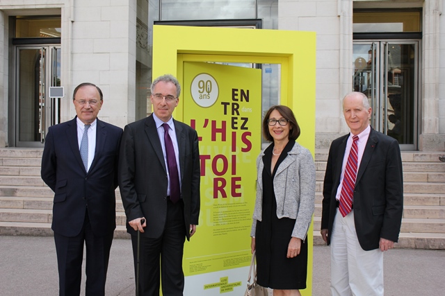 De gauche à droite, Patrick de Cambourg, président de l’Autorité des Normes Comptables, ancien résident de la CiuP et François Weil, recteur de l’académie, chancelier des universités de Paris, venus le 12 juin inaugurer l’exposition aux côtés de Carine Camby, déléguée générale de la Cité et Marcel Pochard, son président.