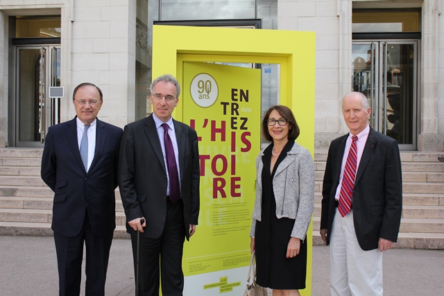 De gauche à droite, Patrick de Cambourg, président de l’Autorité des Normes Comptables, ancien résident de la CiuP et François Weil, recteur de l’académie, chancelier des universités de Paris, venus le 12 juin inaugurer l’exposition aux côtés de Carine Camby, déléguée générale de la Cité et Marcel Pochard, son président.