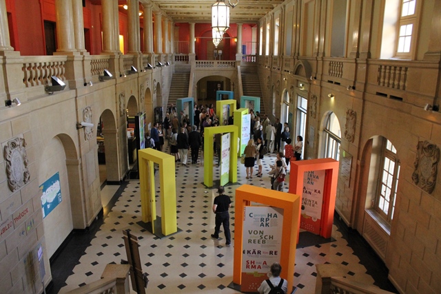 L’exposition « Entrez dans l’histoire », dans le hall de la Maison internationale de la CiuP.