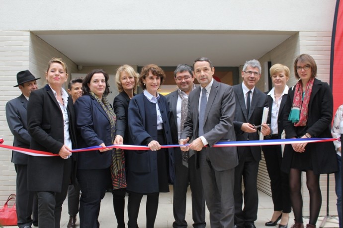 Thierry Mandon coupe le ruban inaugural, entouré de gauche à droite d’Anne-Christine Lang, Députée de Paris, d’Emmanuelle Cosse, Secrétaire nationale d'Europe Écologie Les Verts, d’Isabelle This Saint-Jean, Vice-présidente de la Région Île-de-France chargée de l’enseignement supérieur et de la recherche, de Marie-Christine Lemardeley, Adjointe à la Maire de Paris chargée de l’enseignement supérieur, la vie étudiante et la recherche, de Jérôme Coumet, Maire du 13e arrondissement, de Denis Lambert, Directeur du Crous de Paris, de Marie-Laure Coquelet, Vice-chancelier des universités de Paris et de Zoé Chaloin, étudiante, vice-présidente du CA du Crous de Paris.