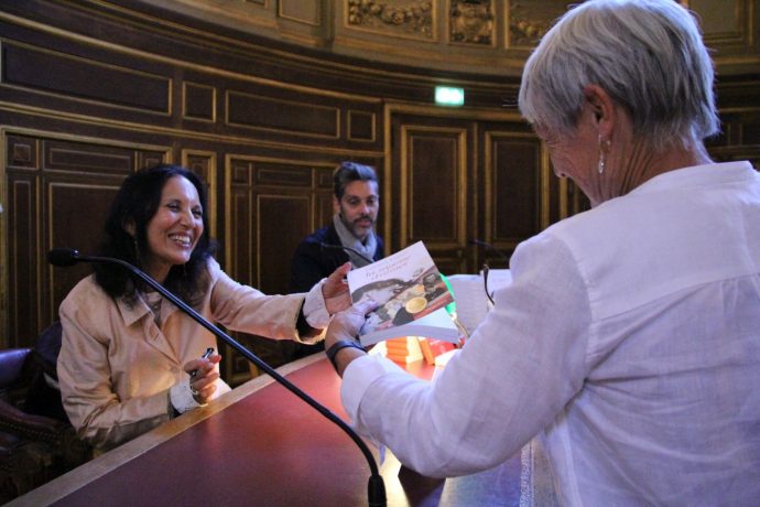 Zarina Khan dédicace La sagesse d'aimer lors des JEP 2018 en Sorbonne.