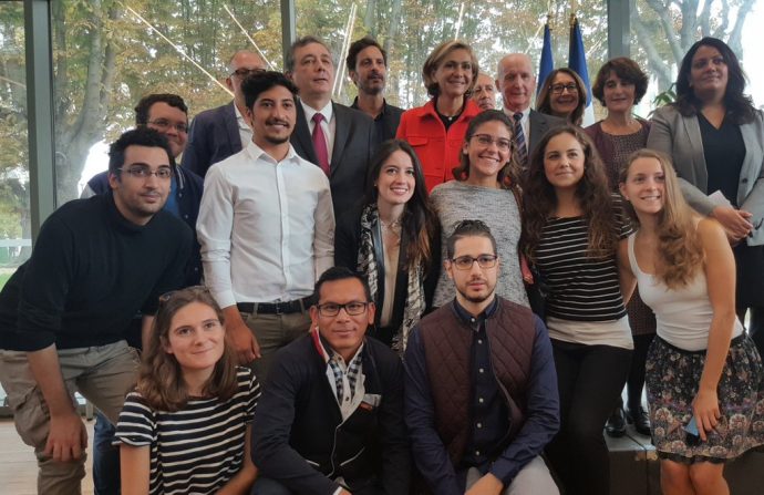 Les autorités prennent la pose avec des résidents de la Maison de l'Ile-de-France lors de son inauguration.