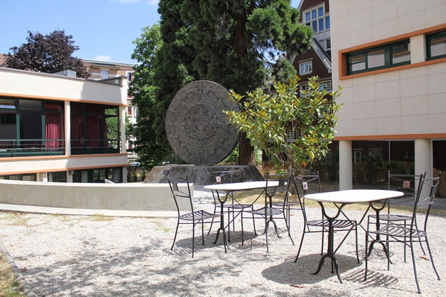 Le patio, avec une réplique de la « Pierre du soleil », un calendrier aztèque de 3,60 mètres de diamètre découvert sur la place centrale de Mexico en 1790.