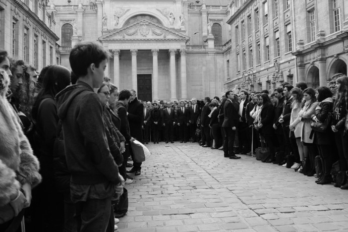 Recueillement dans la Cour d’honneur de la Sorbonne.