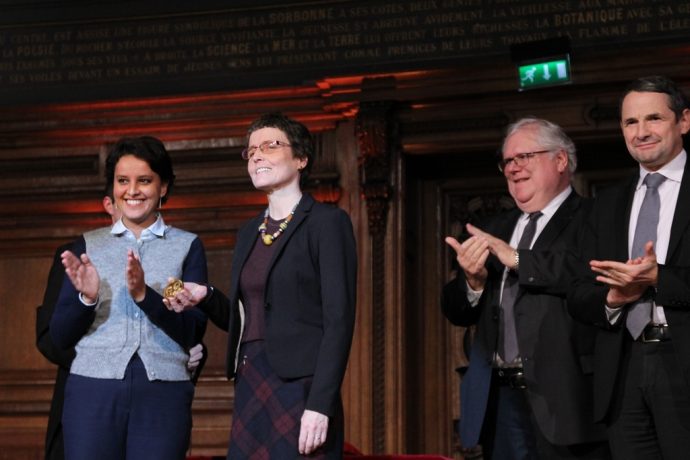 Claire Voisin montre sa médaille d'or du CNRS 2016