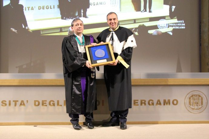 À l’issue de la cérémonie, Remo Morzenti Pellegrini a offert à Gilles Pécout une plaque de l’Université de Bergame.