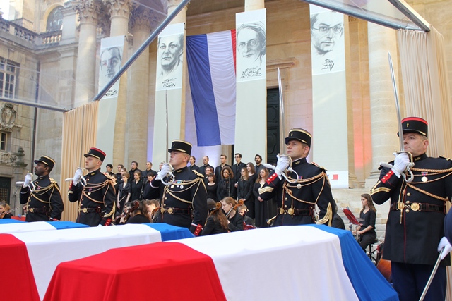 La Garde Républicaine, sabre au clair.