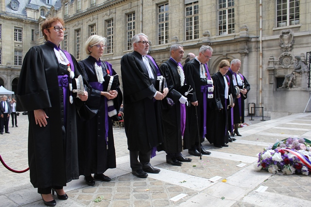 La délégation académique, emmenée par François Weil, lors de l'hommage du 27 mai.