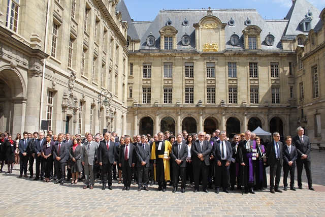 Les délégations des représentants de l'enseignement supérieur et de la recherche lors de l'hommage du 27 mai.