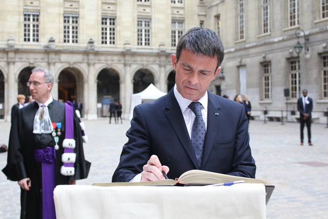 Le 27 mai, le Premier ministre, Manuel Valls, signe le livre d'or de la Chancellerie.