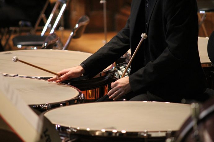 Un percussionniste lors d'un concert en Sorbonne