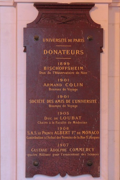 Plaques commémorative dans le grand Hall de la Sorbonne rappelant les dons fait par Albert 1er de Monaco.