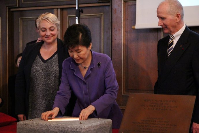 La pose de la symbolique première pierre, dans le Salon Honnorat de la CiuP. De gauche à droite, Pascale Boistard, Secrétaire d’État chargée de personnes âgées et de l’autonomie, représentant l’État français, Park Geun-hye, Présidente de la République de la Corée du Sud et Marcel Pochard, Président de la Cité internationale.