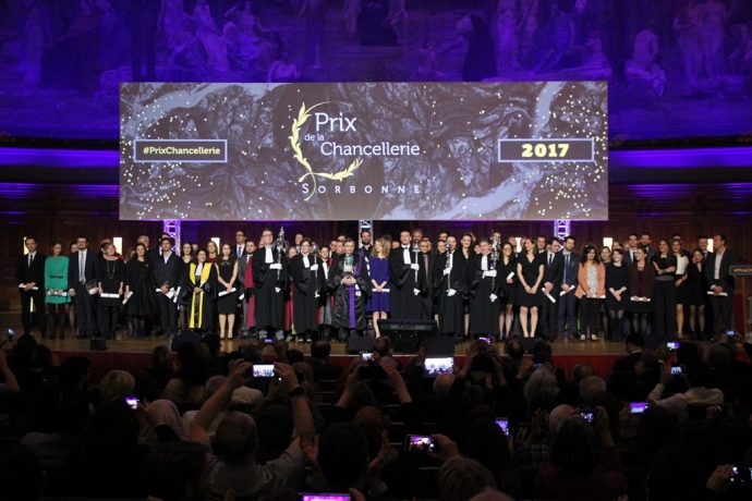 Photo finale de groupe lors de la cérémonie de remise des prix de la Chancellerie 2017 en Sorbonne.