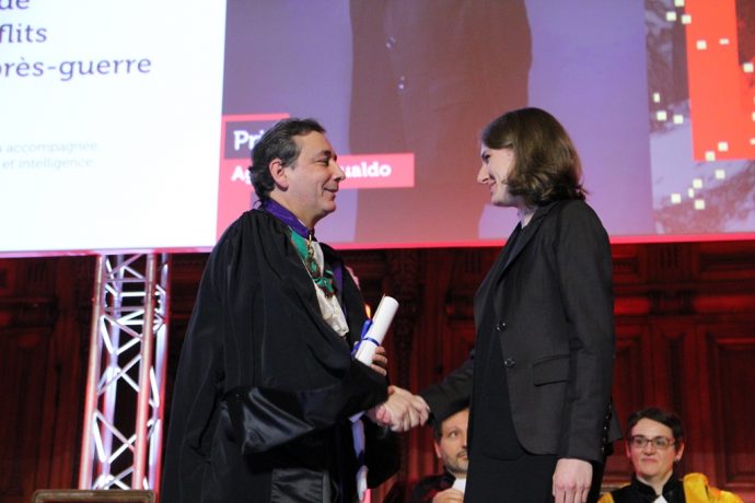 Le recteur Gilles Pécout félicite une lauréate lors de la cérémonie de remise des Prix de la Chancellerie 2017.