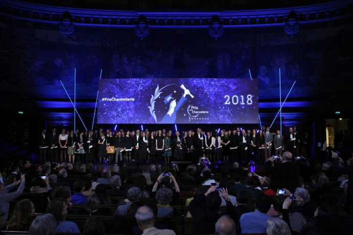 Photos de groupe finale des lauréats des prix de la Chancellerie 2018 rassemblés sur la scène du Grand Amphithéâtre en Sorbonne.