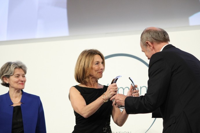 De gauche à droite, Irina Bokova, Directrice-générale de l’UNESCO ; Professeur Laurie Glimcher, lauréate pour l’Amérique du Nord et Jean-Paul Agon, PDG de L’Oréal et Président de la Fondation L’Oréal