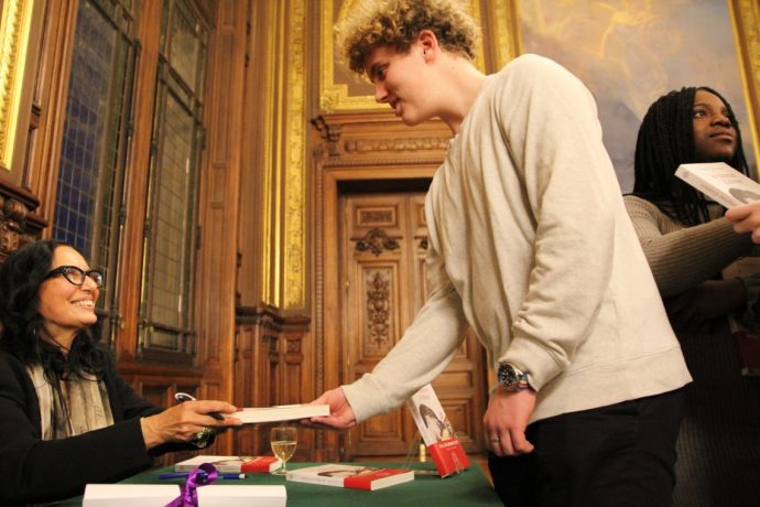 La cérémonie s’est terminée sur une séance de dédicace et chaque élève du lycée Voltaire présent a pu repartir avec son exemplaire personnalisé.