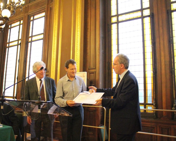 Hugues Lagrange reçoit son prix des mains de Pierre Joxe, ancien ministre, Président de la Fondation Seligmann, et de François Weil, Recteur de l'académie, Chancelier des universités de Paris